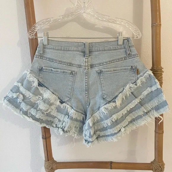 🔥 VIBRANT High Rise Light Blue Denim Shorts – Size L 🔥 - Picture 2 of 5